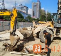 黑屌日逼视频高温下的坚守｜道路建设者用汗水铺就畅通路